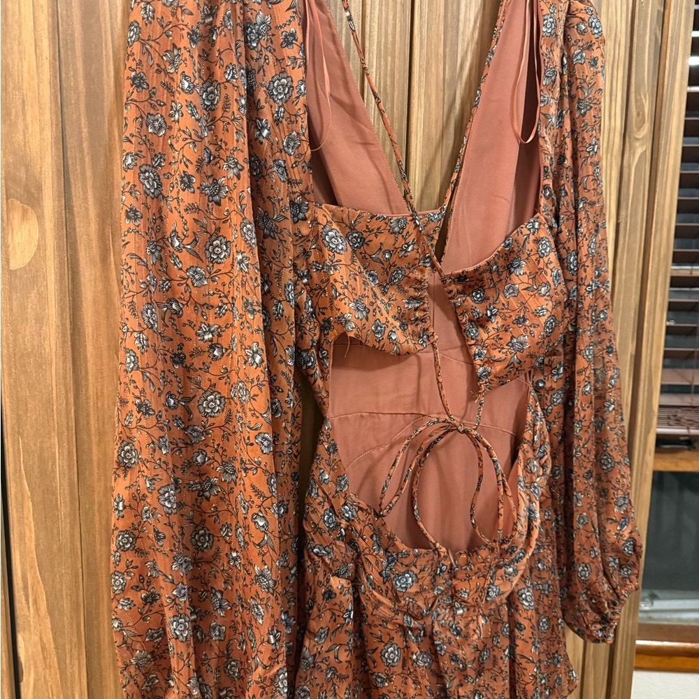 ASTR The Label Anora Maxi Dress XS Copper Floral Tiered Open Back Wedding Guest - Picture 11 of 12